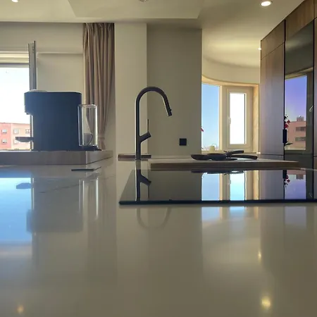 Golden Wood - 3 Bedrooms, Private Garage & Free Parking *
