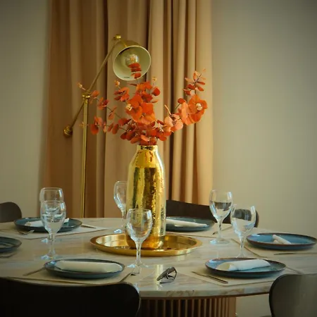 Golden Wood - 3 Bedrooms, Private Garage & Free Parking Appartamento