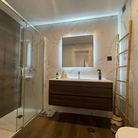 Golden Wood - 3 Bedrooms, Private Garage & Free Parking