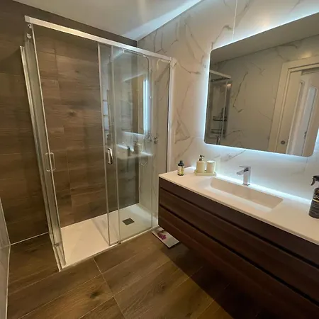 Golden Wood - 3 Bedrooms, Private Garage & Free Parking Appartamento