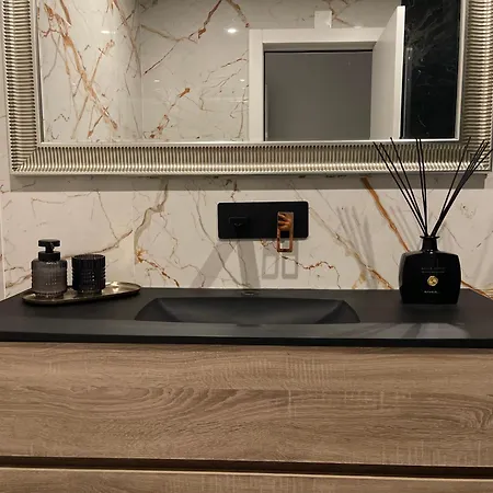 Appartamento Golden Wood - 3 Bedrooms, Private Garage & Free Parking *