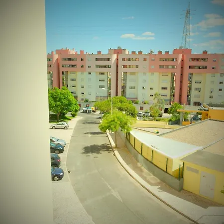 Golden Wood - 3 Bedrooms, Private Garage & Free Parking *